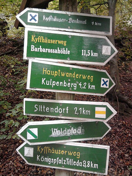 File:Wegweiser zwischen Kelbra und Kyffhaeuser (Kyffhaeuser-Denkmal 1,0 km).jpg