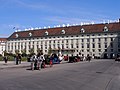 Die Hofburg mit einigen Fiakern. So nennt man Pferdekutschen in Wien.