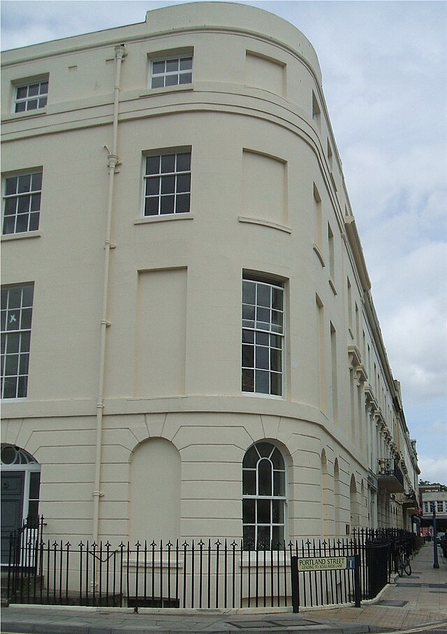 בית ארבע קומתי מטופח ברחוב פורטלנד בסאות'המפטון שבאנגליה, עם חסימות בלוקים בשטח של חלק מחלונותיו.