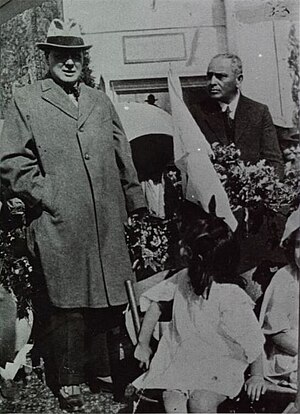צ'רצ'יל כשר המושבות, ליד בניין העירייה בתל אביב, 1921. לצדו מאיר דיזגוף