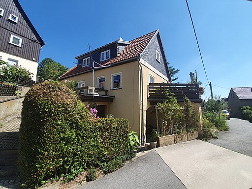 Wohnhaus in offener Bebauung, mit Nebengebäude An der Wehrbrücke 13