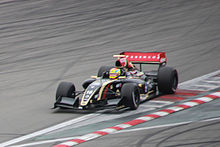 Foto af en sort og guld Formula Renault enkeltsædet, tre fjerdedel udsigt.