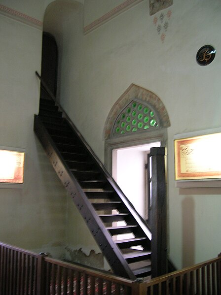 File:Yakovali Hassan mosque, steps.jpg