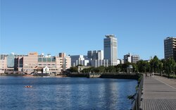 Näkymä Vernyn puistoon Yokosukan keskustassa