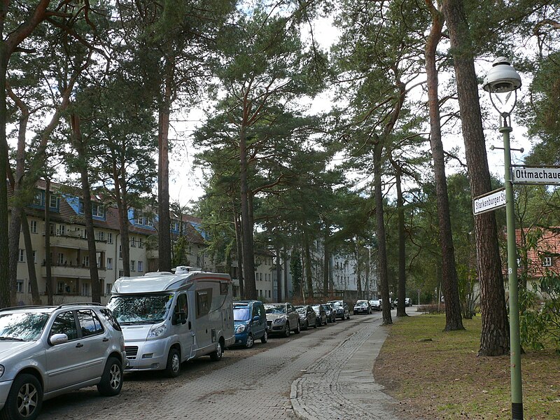 File:Zehlendorf Starkenburger Straße.JPG