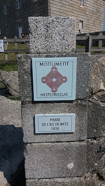 Fichier:Île-de-Batz - Phare - Plaque Monument historique.jpeg