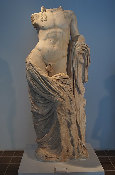 File:Ακέφαλο άγαλμα Απόλλωνα, Χαλκίδα 9879.JPG