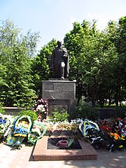 Братська могила 16 радянських воїнів та пам'ятник воїнам-землякам загиблим в роки Великої Вітчизняної війни.JPG