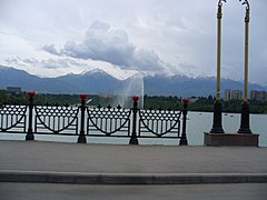 Fuente en el lago Sairan