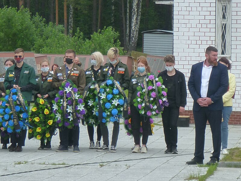 File:Возложение официальных венков на 12 километре в Екатеринбурге 19 июня 2021 года.jpg