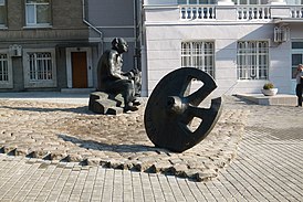 Вид памятника. На переднем плане «колесо судьбы»
