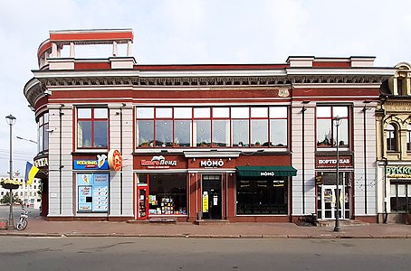 Фасад з боку вулиці Сагайдачного. Прясла справа і зліва виділені пілястрами