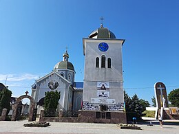 Neitsyt Marian taivaaseenastumisen kirkko (1886), oikealla Borštšivin kurgaania (hautakumpu).