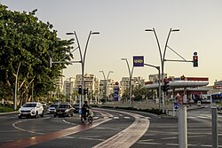 נתיבי תחבורה ציבורית בשדרות הרצל ברובע הקריה ("הסיטי"), 2023