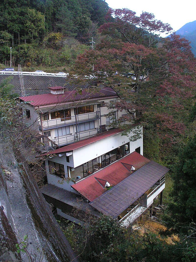 File 大迫ダム右岸にへばりつく様に建つ入之波温泉湯元山鳩湯akiyoshi S Roompb Jpg 维基百科 自由的百科全书