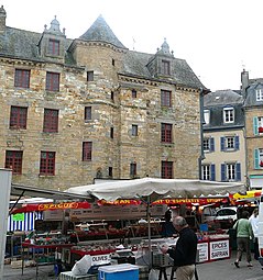 La maison de la sénéchaussée et le marché sur la place du Général-de-Gaulle.