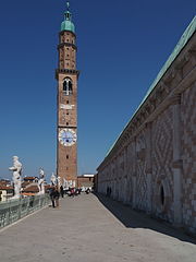 Torre Bissara vue de la basilique palladienne