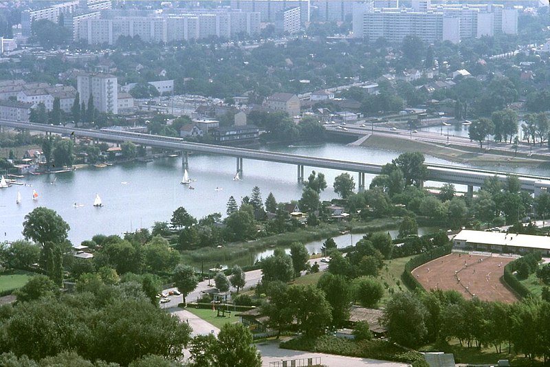 File:091L06310782 Blick vom Donauturm, Blick Richtung Kagran, Alte Donau, Trasse der U Bahn Linie U1, Wagramerstrasse, Kagraner Brücke.jpg