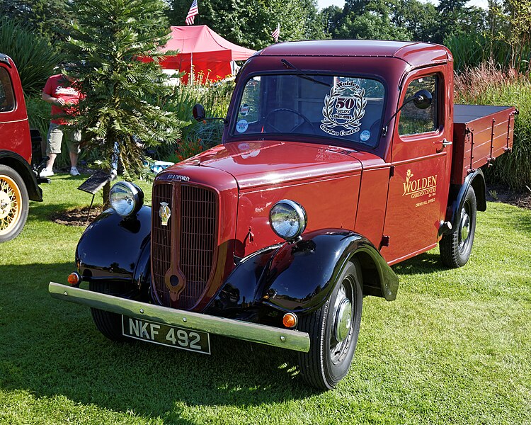 File:1952 Jowett light van at Capel Manor, Enfield, London, England.jpg