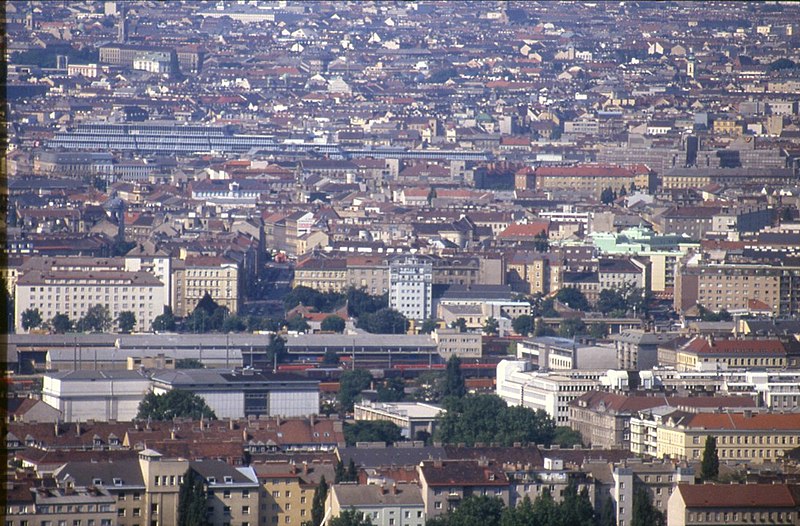 File:196R34180890 Blick vom Donauturm, Bildmitte Gebäude Franz Josefs Bahnhof, unterhalb Bereich Nordwestbahnhof.jpg