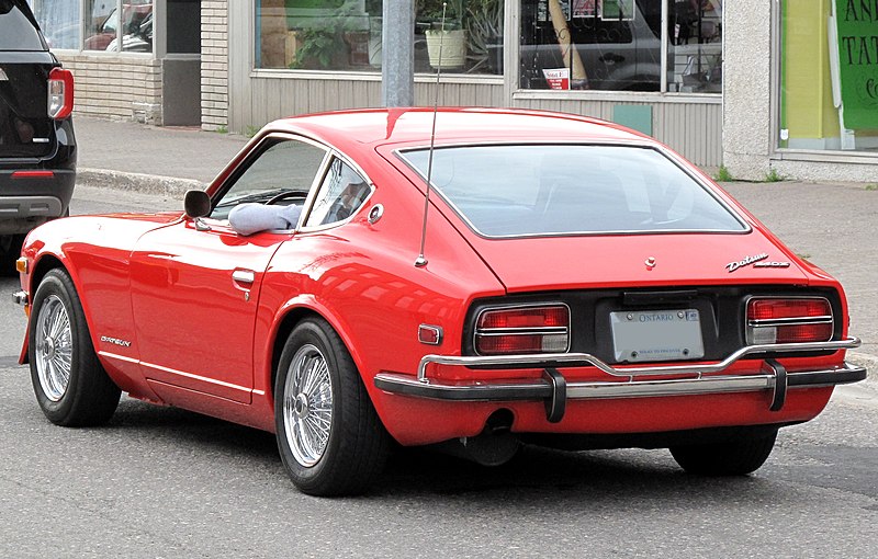 File:1972 Datsun 240Z in Pagoda Red, Rear Left, 06-17-2022.jpg