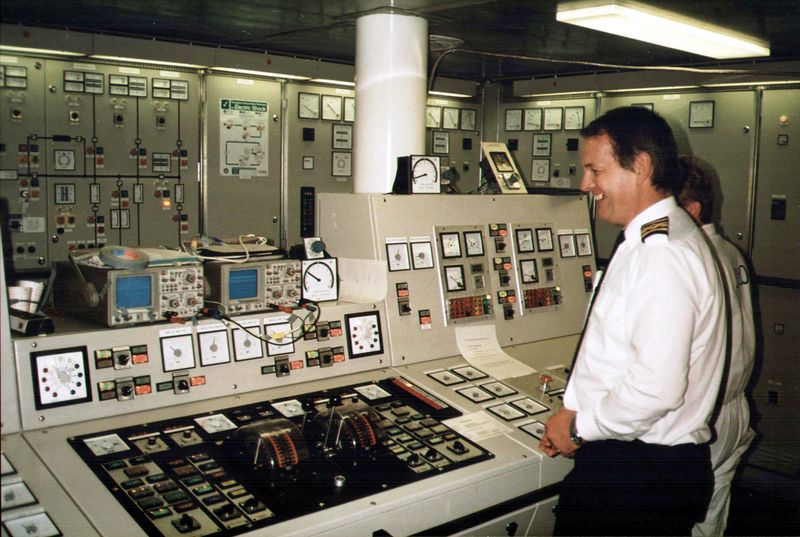 File:1988 01 05 engine control room Maschinenkontrollraum.JPG