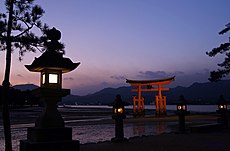 201201-TaroTokyo-Itsukushima-Torii-DSC09162.jpg