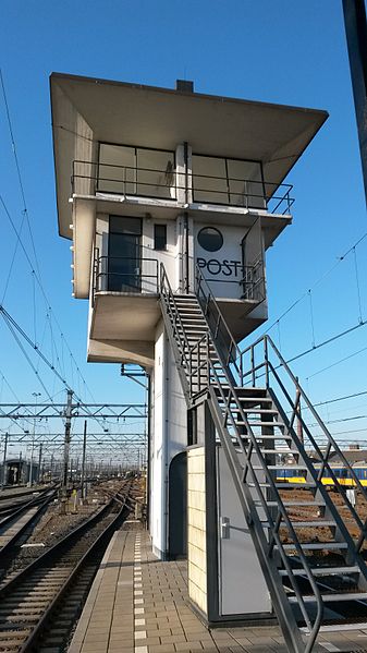 File:20150312 Maastricht; Station Maastricht; Signal box by Sybold van Ravesteyn 03.jpg