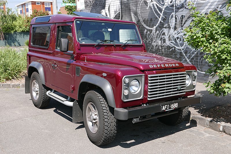 File:2015 Land Rover Defender (L316 MY15) 90 3-door wagon (2015-10-24) 01.jpg