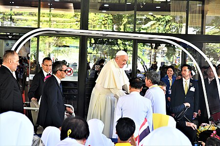 ไฟล์:2019_Pope_Francis_visit_Saint_Louis_Hospital_by_Trisorn_Triboon_D85_2554-1.jpg