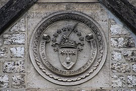Bas-relief sur la façade représentant le blason de l'ordre du Carmel