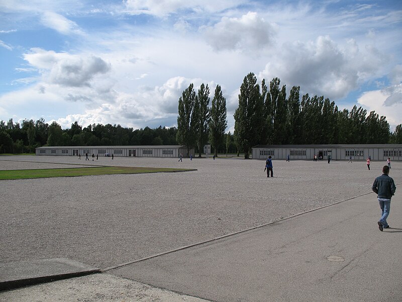 File:2473 - KZ Dachau - Appellplatz.JPG