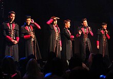 2PM Go Crazy World Tour 2014, Rosemont Theatre, Chicago Rosemont, Illinois, Amerika Serikat (Dari kiri ke kanan: Chansung, Wooyoung, Junho, Jun. K, Taecyeon & Nichkhun)