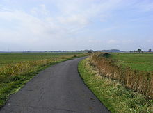 Poldertreppe: Land links des ehemaligen Jadedeichs (16. Jahrhundert), tiefer als der 1733 eingedeichte Alte Wapeler Groden rechts