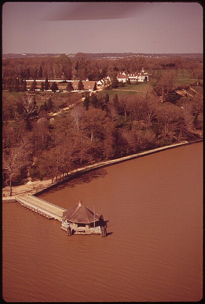 File:AERIAL VIEW OF MT. VERNON. SILT DISCOLORS THE POTOMAC - NARA - 547264.jpg