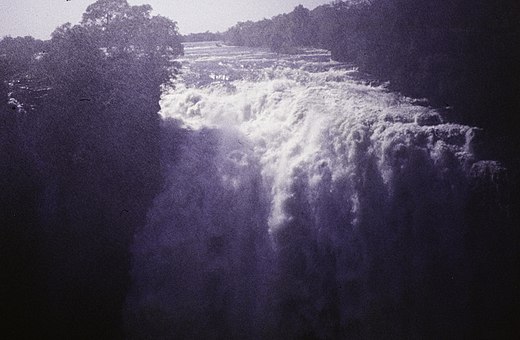 Laminaire (boven) en turbulente stroming (midden met schuim), Victoriawatervallen in de Zambesi, 1975