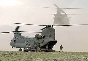 Śmigłowiec Chinook z 27. dywizjonu RAF startuje po zaokrętowaniu wojsk w wysuniętej bazie operacyjnej.  Afganistan.03-05-2002 MOD 45140382.jpg