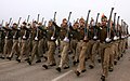 Indyjscy policjanci w trakcie parady z karabinami SMLE, 2009 r.