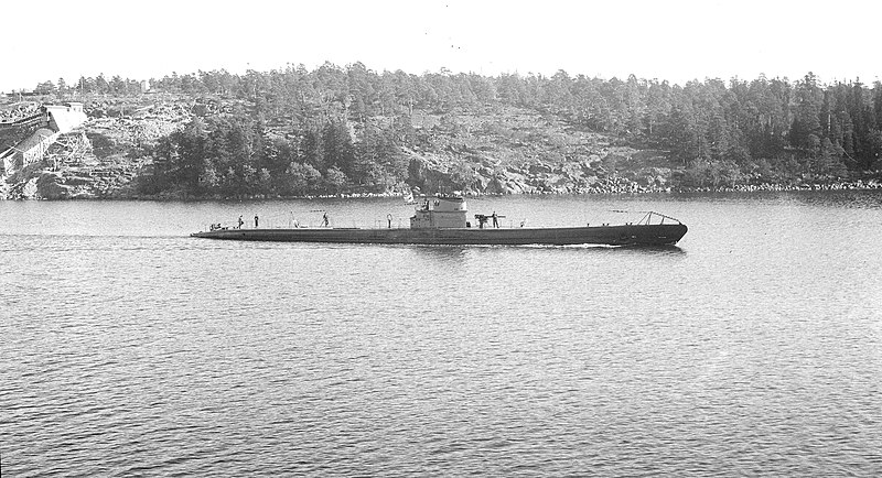 File:A Finnish submarine in the Åland archipelago. Picture taken between 1939-1945.jpg