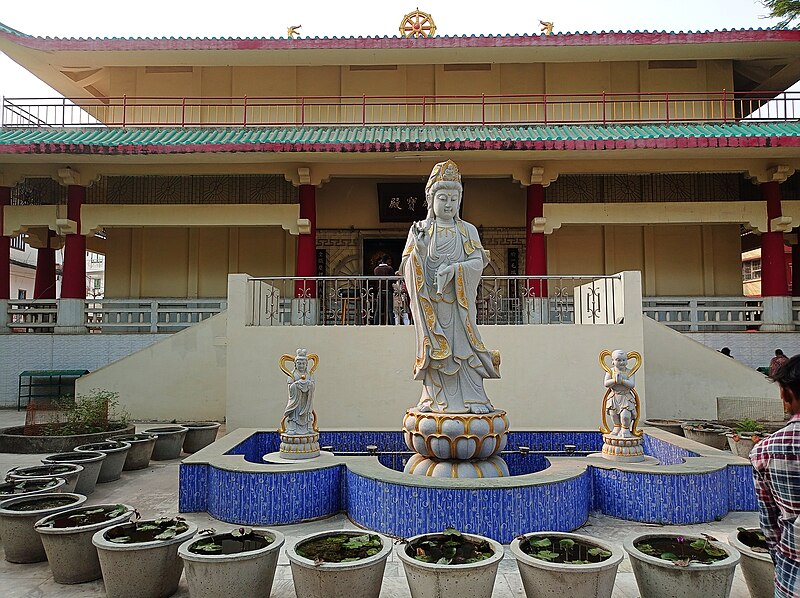 File:A temple complex at Bodhgaya, Bihar.jpg