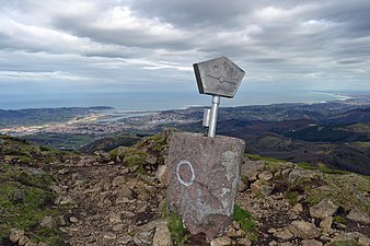 Hirumugarrieta (Aiako Harria) mendiaren gailurra eta Irun, Hendaia eta Hondarribiaren ikuspegia.