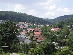 Blick über einen Teil von Schönbrunn-Allemühl. Das Dorf ist aus den Bachtälern in jüngerer Zeit auf die umliegenden Hänge gewachsen.