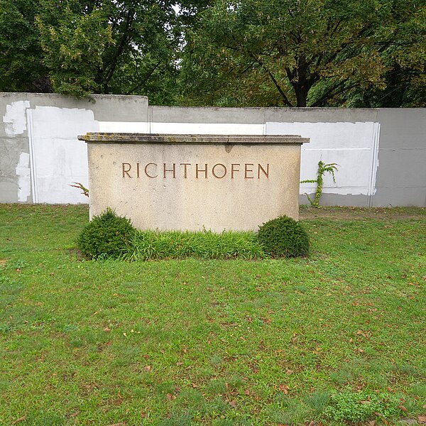 File:Altes Grab Manfred von Richthofen.jpg