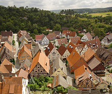 Historische Altstadt auf dem Gleithang des Flussbogens der Lauchert. Vorne: Grundsaniertes, aktuelles Fachwerk-Rathaus