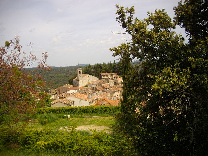 File:Ampus vue du village dans le site.JPG