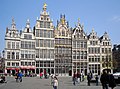 Maisons de guildes sur la Grand-Place d'Anvers, Belgique, avec des pignons à gradins et des pignons à volutes.