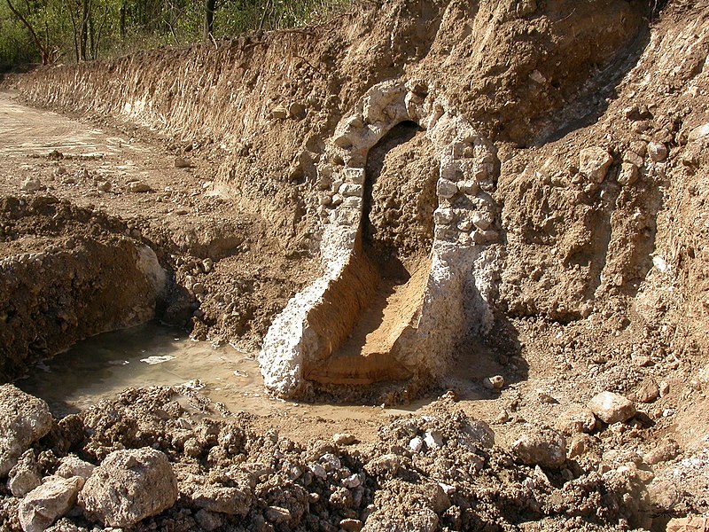 File:Aqueduc de Fréjus section détruite pour construire un parkingParking Leclerc.jpg