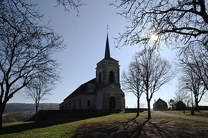 Le tertre de l'église domine le village.