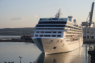 Slika:Azamara Journey closing in to dock.jpg