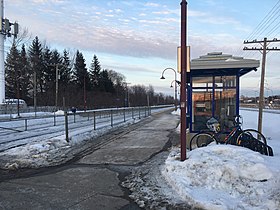 Fahrkartenschalter und Bahnsteige am Bahnhof Baie-d'Urfé